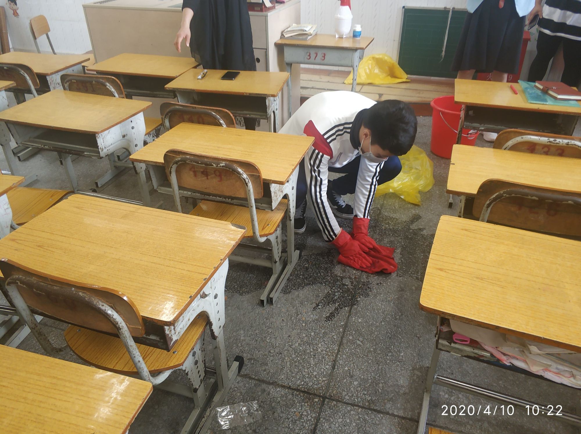 男子地鐵車廂內(nèi)吃飯 吐一地魚骨頭