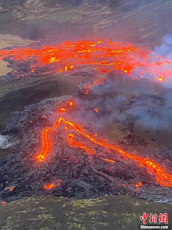 冰島小鎮(zhèn)地面出現(xiàn)15公里裂縫