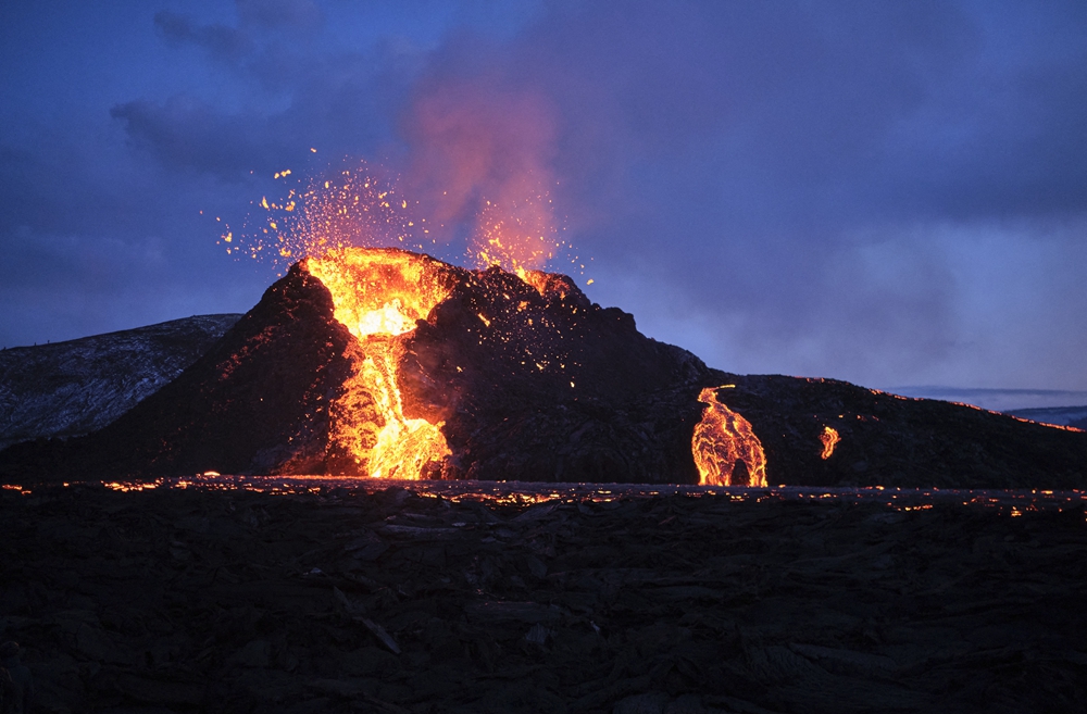 冰島小鎮(zhèn)地面出現(xiàn)15公里裂縫