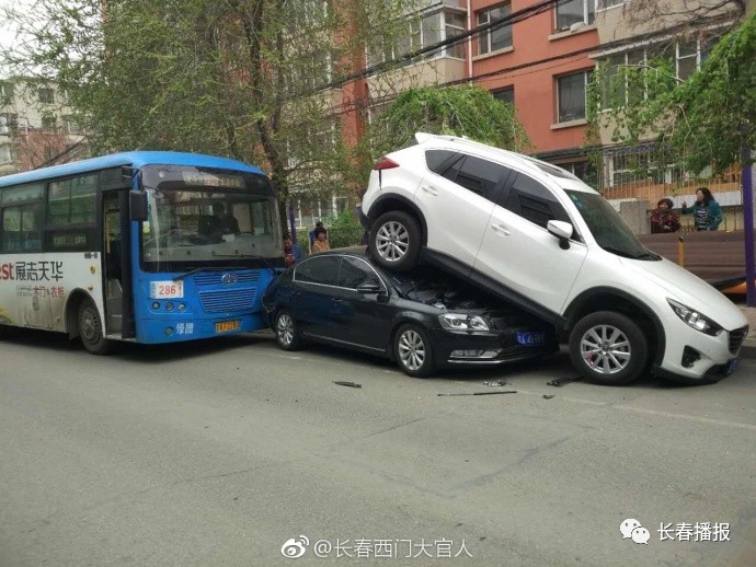 公交司機(jī)突發(fā)暈厥撞上2輛公交車