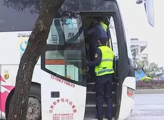 家長副駕抱娃幼童被甩出車外身亡