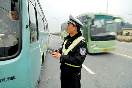 家長副駕抱娃幼童被甩出車外身亡