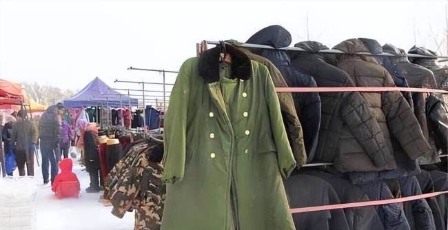 為什么軍大衣會賣爆？羽絨服價格飆升讓人望而卻步