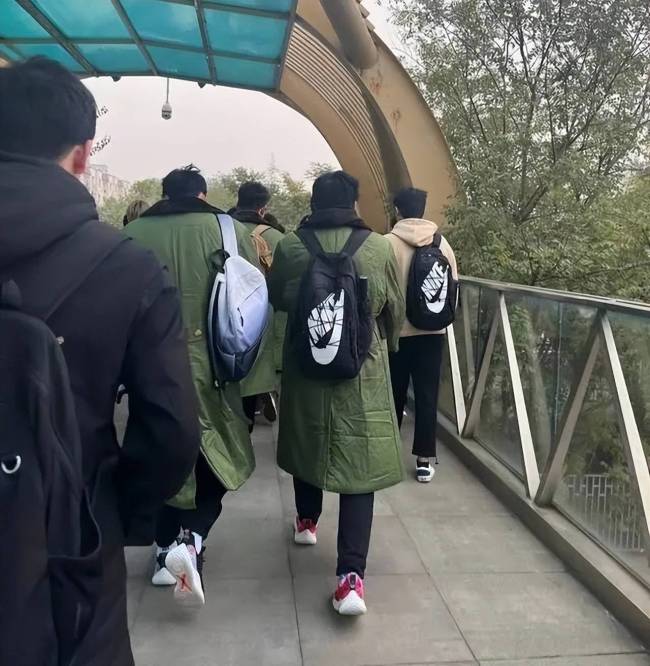 為什么軍大衣會賣爆？羽絨服價格飆升讓人望而卻步