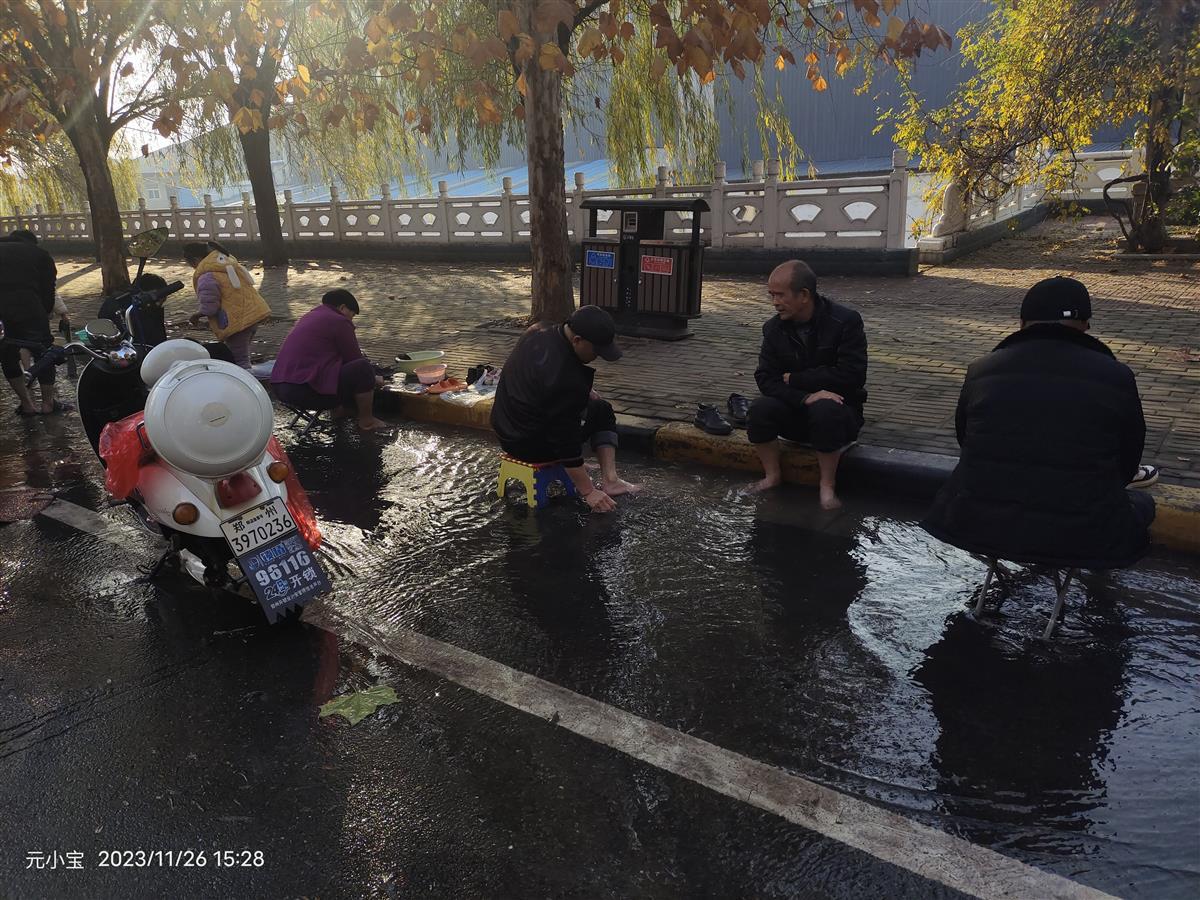 河南一村莊街上流出溫泉水